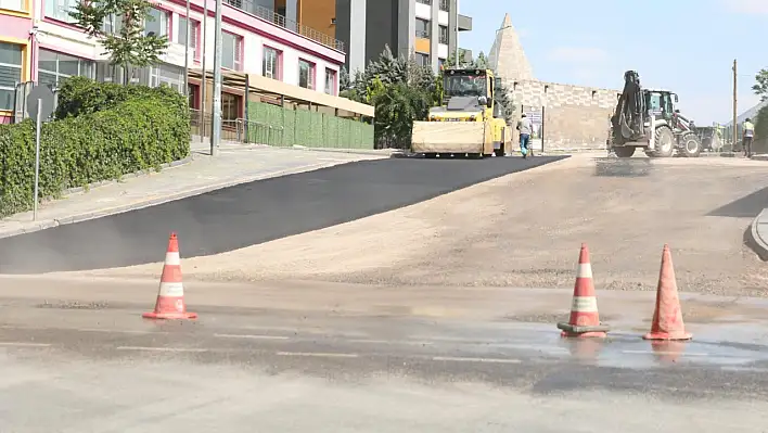 Yaklaşık 130 derece olan asfaltın sıcağında serilen emek