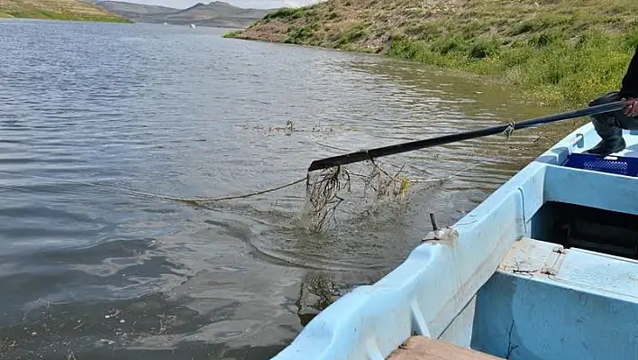 Yamula Barajı'ndan sahipsiz 2 bin 600 metre misina ağ toplandı