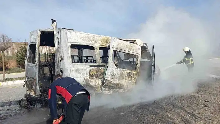 Minibüs cayır cayır yandı