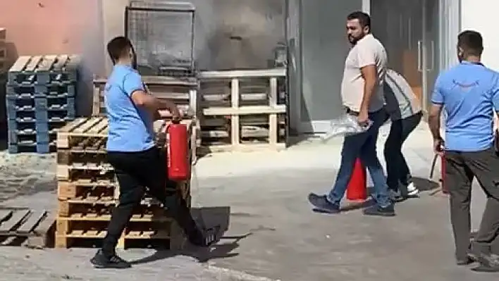 AVM depo girişinde yangın