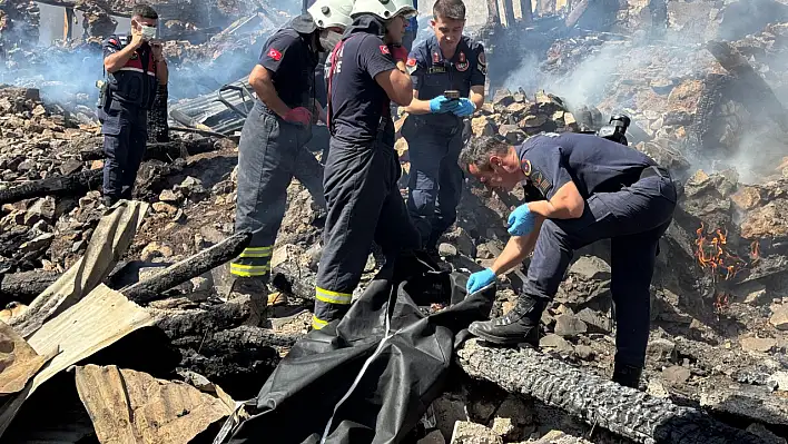 Yangında çöken evdeki iki kardeşin cansız beden kalıntılarına ulaşıldı!
