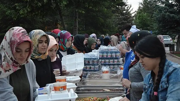 Yaptırdığı okulun öğrencilerine iftar verdi