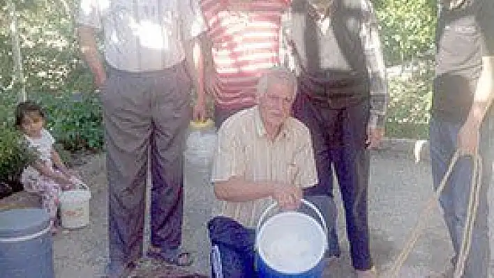 YAZ SICAĞINDA 40 TON KARI DUA ALMAK İÇİN DAĞITIYOR
