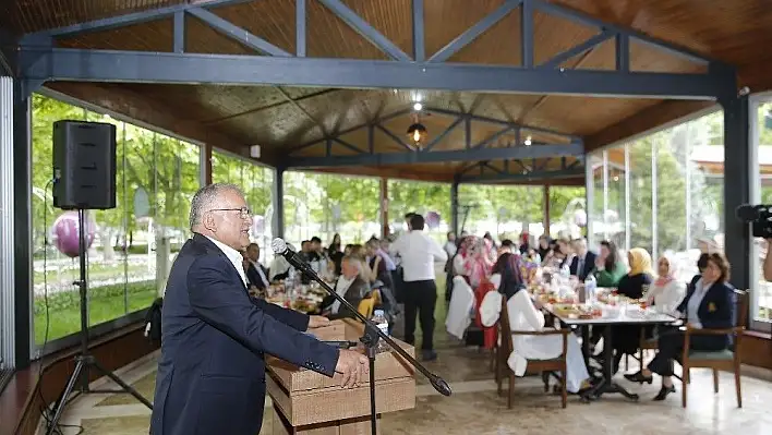 Yazarlık Okulu Mezunlarını Verdi
