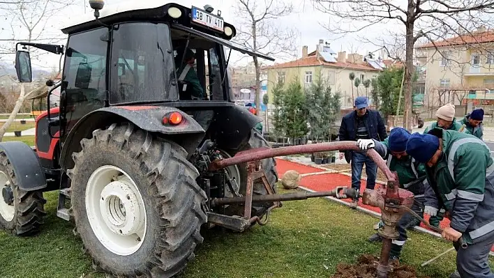 Yeni yapılan parklarda peyzaj çalışmaları devam ediyor