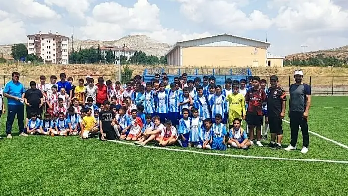 Akkışla'da minik futbolcular dostluk ve kardeşlik için sahaya çıktı