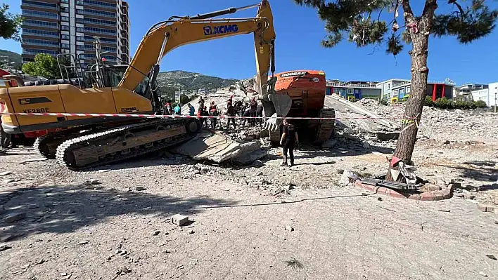 İş makinesi ve operatör enkaz altında kaldı