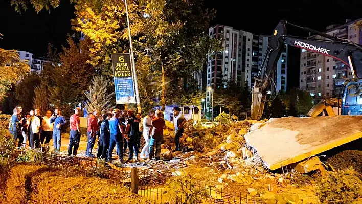 Yıkım sırasında duvarın caddeye devrildiği anlar kamerada