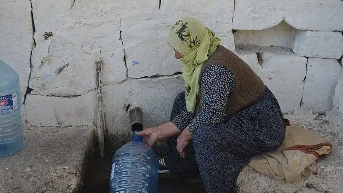 200 yıldır akan çeşme halen köylüler tarafından kullanılıyor
