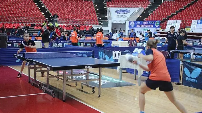 Yıldızlar Türkiye Masa Tenisi Şampiyonası Kayseri'de başladı