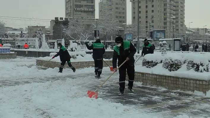 Yoğun kar yağışı kenti beyaza bürüdü