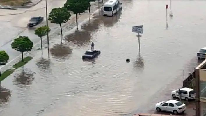  Yol göle dönüşünce otomobilin üzerine çıktı