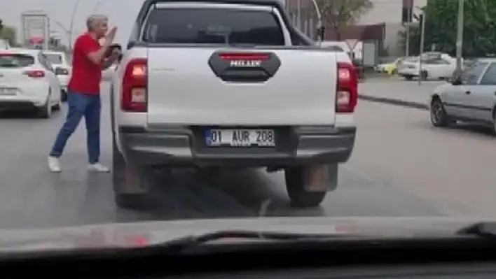 Trafikte yaşlı adamı darp etti!