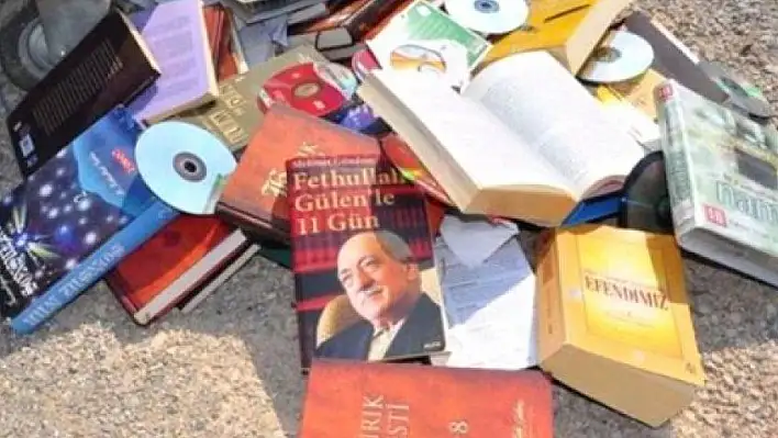 Yol kenarında FETÖ'ye ait kitap ve cd'ler bulundu