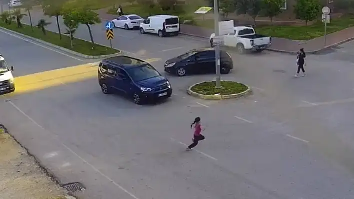 Yola fırlayan çocuğa araç çarptı