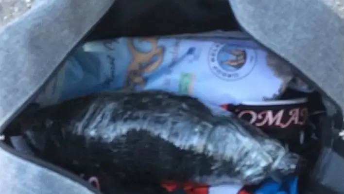 Yolcuların valizinden 465 gram kubar esrar çıktı