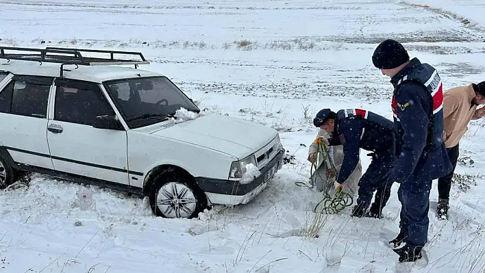 Yolda kalanların yardımına jandarma koştu