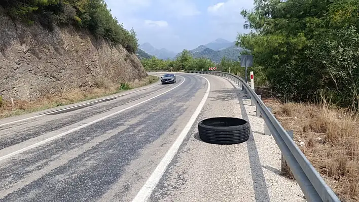 Yoldaki lastiği almaya çalışırken başka bir araç kaza yaptı!