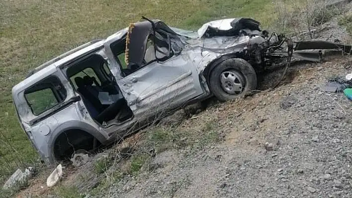 Yoldan çıkan hafif ticari araç şarampole uçtu