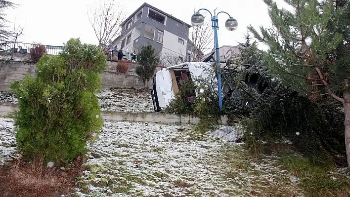 Yoldan çıkan kamyonet parka düştü