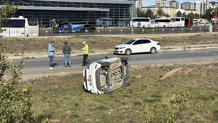 Kontrolden çıkan araç yan yattı