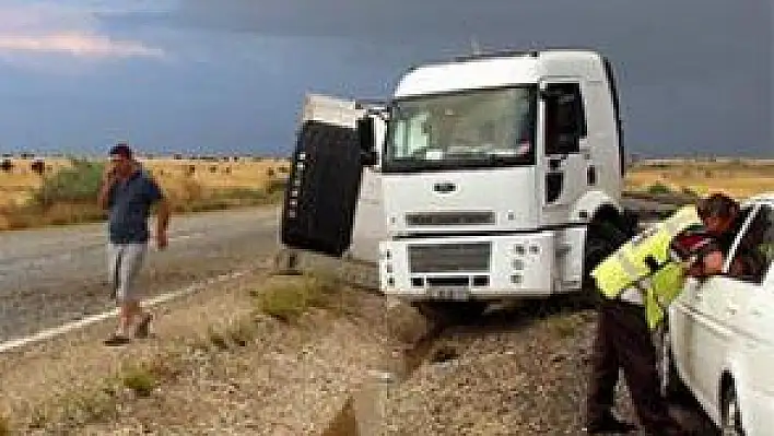 YOLDAN ÇIKAN TIR'IN DORSESİ DEVRİLDİ