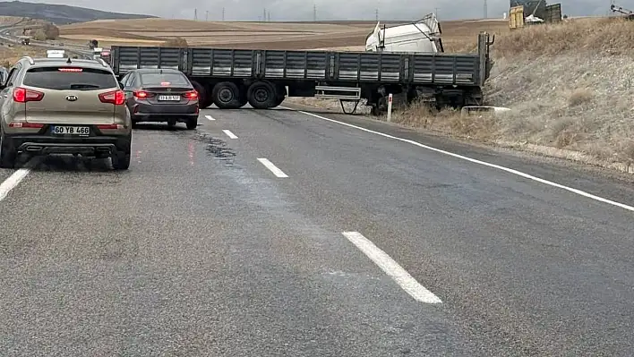 Korkutan kaza: Tır trafiği kapattı