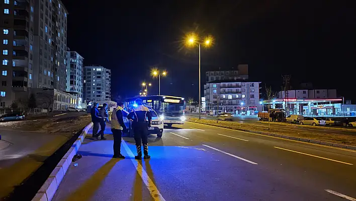 Yolun karşısına geçmek isteyen kadından acı haber geldi