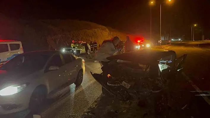 Aydınlatma direğine çarptı hayatını kaybetti