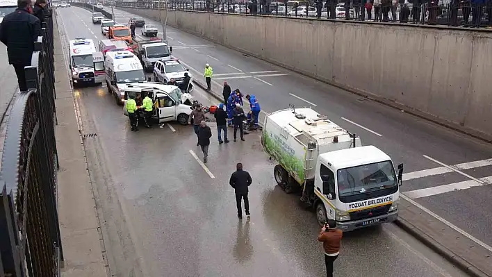 Yozgat'ta çöp toplama aracına çarpan hafif ticari araç sürücüsü yaralandı