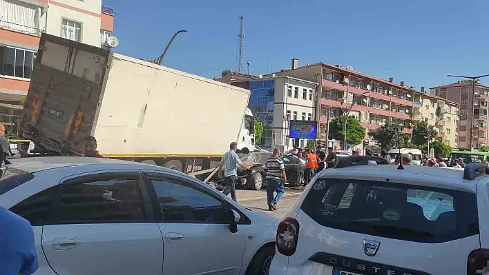 Yozgat'ta freni patlayan kamyon 8 araca çarptı, 3 kişi yaralandı