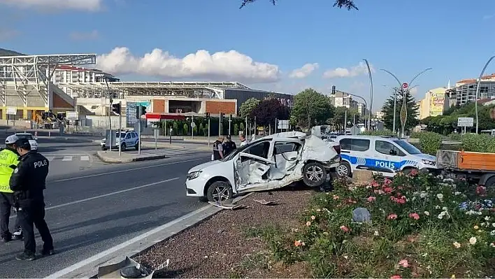 Yozgat'ta minibüs ile otomobil çarpıştı: 1 kişi hayatını kaybetti, 2 yaralı
