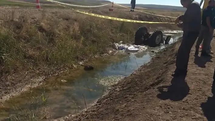 Traktör devrildi: 1 ölü, 1 yaralı