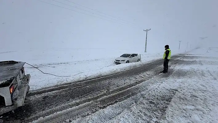 Araçlar kara saplandı