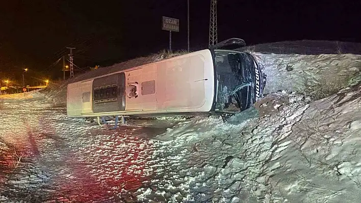 Yolcu otobüsü devrildi: 5 kişi...