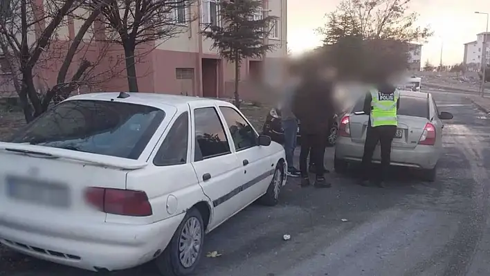 Yüksek sesle müzik dinleyerek çevreyi rahatsız eden şahıslar bulundu