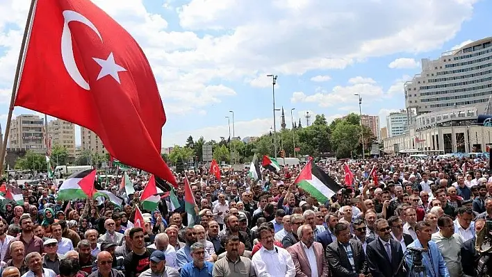 Yüzlerce vatandaş İsrail'i protesto etti
