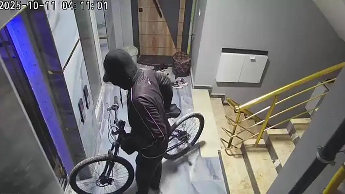 Maskeli hırsız bisiklet çaldı