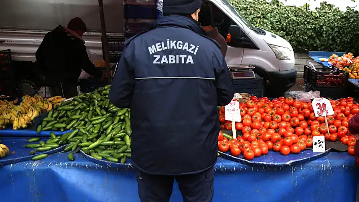 Zabıtalar pazar yerlerini tek tek denetledi