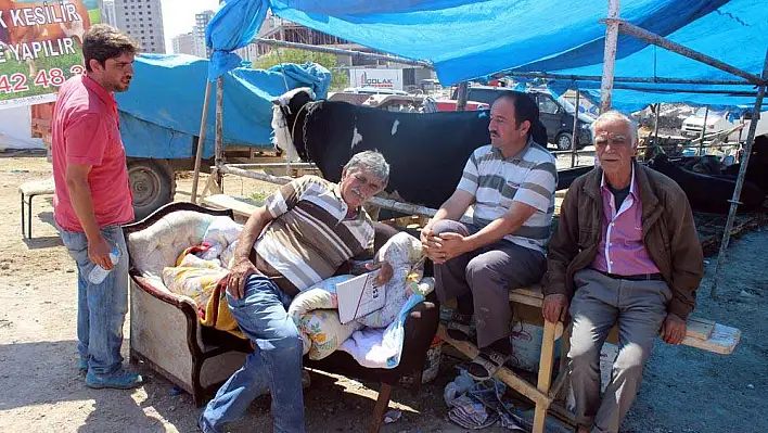 'Zengin tabaka 10 gün tatile, deniz kenarına gitti, mallar elde kaldı'