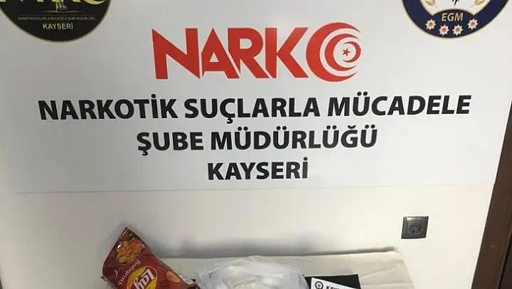 Cips paketinden uyuşturucu çıktı