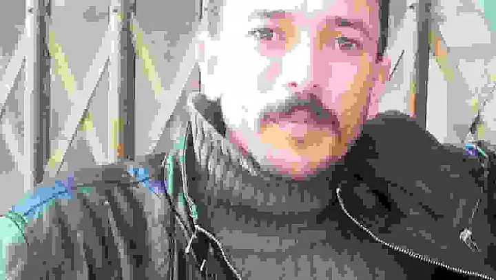 Elektrik direğine çarpan otomobilin sürücüsü öldü