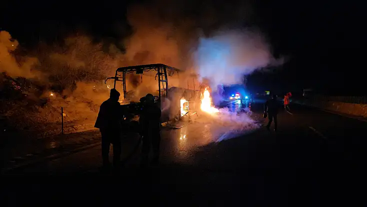 Adana'dan Kayseri'ye geliyordu! Yolcusu bulunan otobüs alev alev yandı