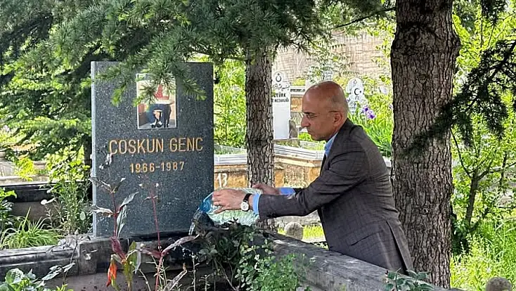CHP Milletvekili Aşkın Genç'i yasa boğan olay! Mezarını ziyaret etti