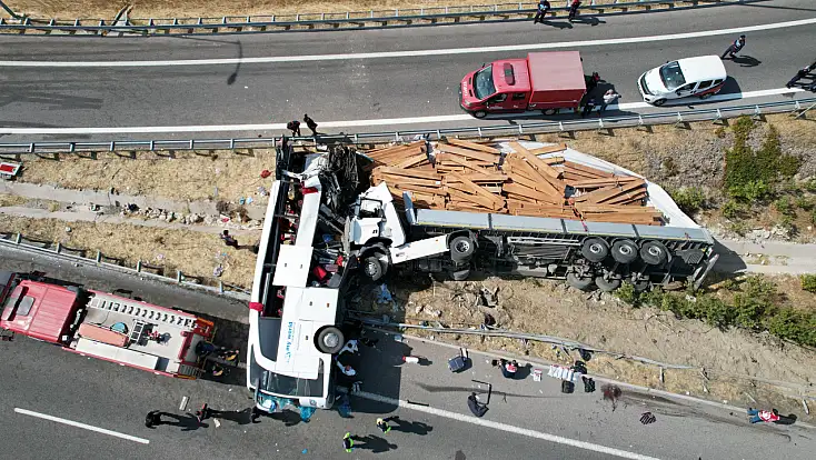 Flaş! Tır otobüse daldı, 11 ölü 27 yaralı