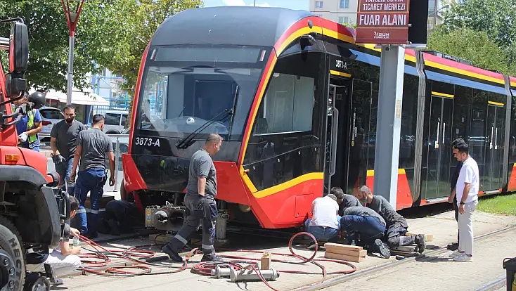 Genç kadın tramvayın altında kaldı!