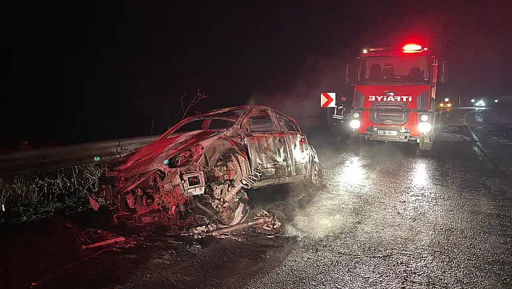 Hacılar’da can pazarı! Kafa kafaya çarpışan araçlar yandı