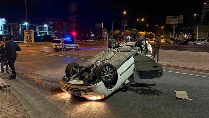 Kamyonla çarpışan otomobil takla attı