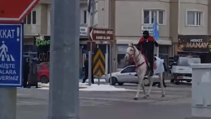 Kayseri'de at üzerinde bayraklı protesto