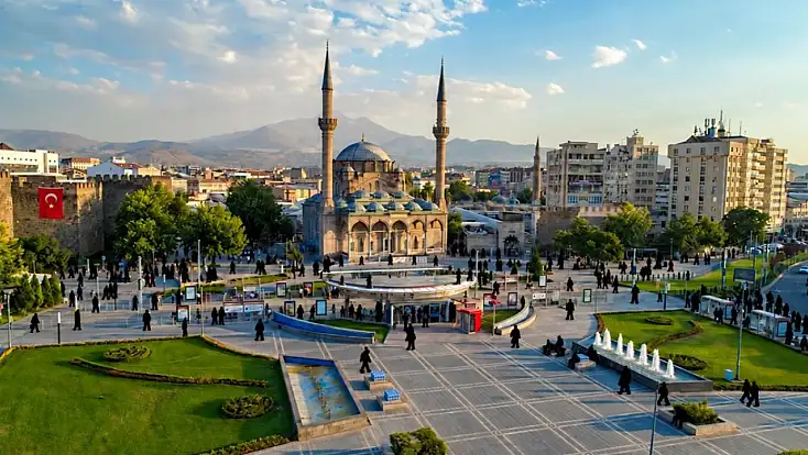 Kayseri’de o partiye ayda  500 kişi katılıyor!